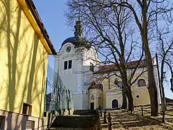 Kostel od severu se schody a zábradlím