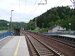 Pohled od nástupišť ke kolejovému rozvětvení stanice