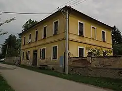 Bývalá fara v Hošticích.