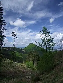 Suchárová jako nevýrazný pahorek vlevo od Hoblíka