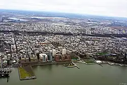 Letecký pohled na Hoboken nad řekou Hudson