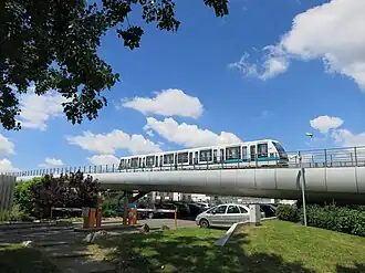 souprava metra mezi stanicemi Pontchaillou a Anatole France