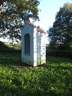 Opravená kaplička v zaniklé obci