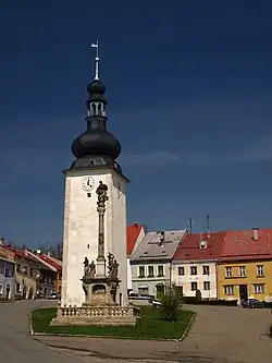 Hodinová věž a morový sloup