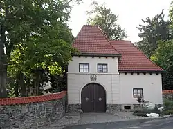 Brána zámeckého areálu s domkem vrátného