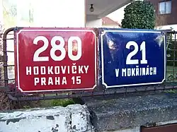 Typické značení popisného a orientačního čísla z 50. let 20. století v Praze