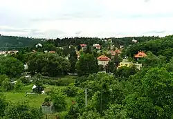 Z pohledu od jihu na střední část Hodkoviček je patrné jejich zalesnění