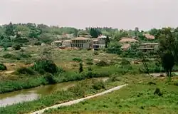 Celkový pohled na Chofit, v popředí vodní tok Nachal Alexander