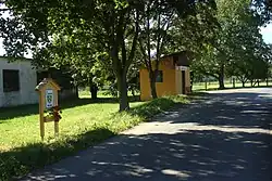 Autobusová zastávka u vesnice