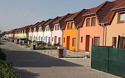 ulice s desítkami stejných přízemních domků
