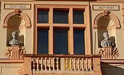 Busty M. Tyrše a J. Fügnera na fasádě budovy