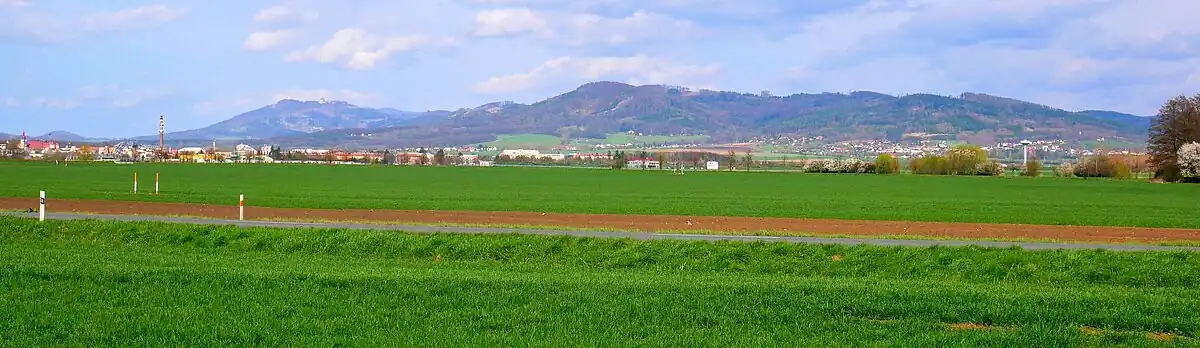 Holešovská plošina, v pozadí město Holešov a Hostýnské vrchy