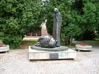 Pomník obětem války a odboje 1939–1945 před sokolovnou v Holicích