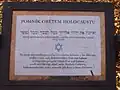 Informační cedule u památníku obětem holocaustu