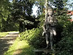 Holoubkov, litinová socha granátníka.jpg