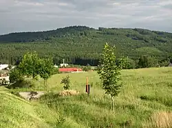 Pohled na údolí s vrchem Trhoň od dálnice