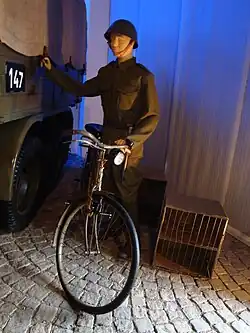 Vojenský cyklista s převozným holubníkem holubí pošty (Vojenské muzeum Lešany)