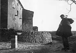 Home en un camí, davant d'una masia de Sant Cristófol de Freixanet