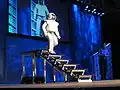 ASIMO předvádí, jak umí chodit po schodech
