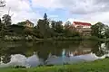 Areál zámku z parku přes rybník