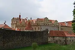 Pohled na zámek z parku