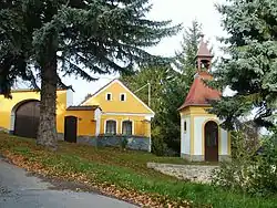 Hořany - zvonička a č.p. 10