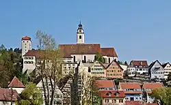 Panorama s kostelem sv. Kříže a věží hradu
