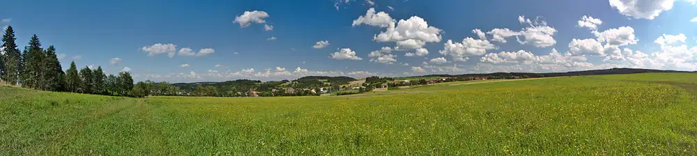 Panorama obce od západu