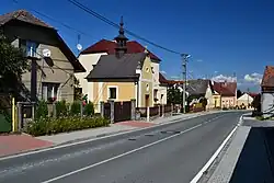 Střed obce s kaplí