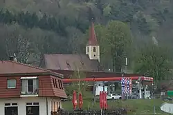 Kostel a benzínová pumpa v Horní Folmavě