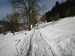 Trasa 1804 procházející Hořejšími Herlíkovicemi v zimním období