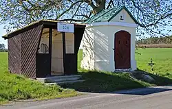Kaplička se zastávkou