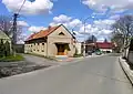 Silnice II/334 prochází středem vesnice