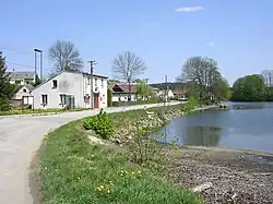 Obecní úřad a Meziříčský rybník