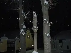 Horní Pěna, mariánský sloup bočně.jpg