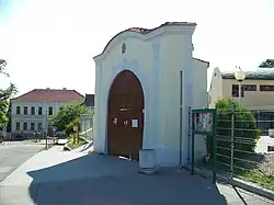 Horní Počernice, Stoliňská, brána a stará škola.jpg