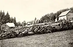 Domy na svahu s kamennými terasami