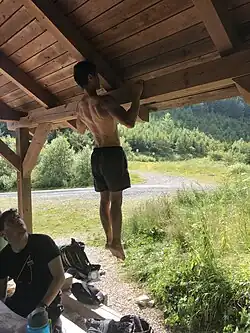 Horní pozice shybu na dřevěném trámu