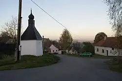 Náves s kaplí Panny Marie