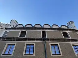 Horni čp. 137, obloučková atika s nárožními věžičkami