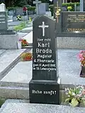 Náhrobek Karla Brody s německým nápisem