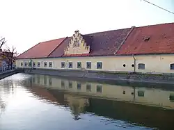 Horoměřice, zámek s rybníčkem.jpg