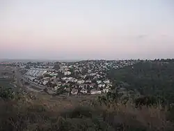 Pohled na Oranit z lesů u vesnice Chorešim