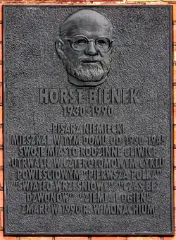 Pamětní deska na domě, ve kterém vyrůstal Horst Bienek