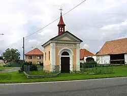 kaple na návsi