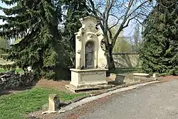 Hospozín-kaplička se sochou sv. Jana Nepomuckého.jpg