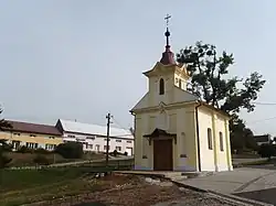 Náves v Hostišové-Horňáku s kaplí