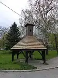 Hostim_-_dřevěný_přístřešek_nad_pumpou_2.JPG