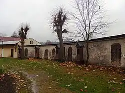 Křížová cesta podél ohradní zdi