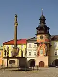 Radnice a Mariánský sloup v Hostinném